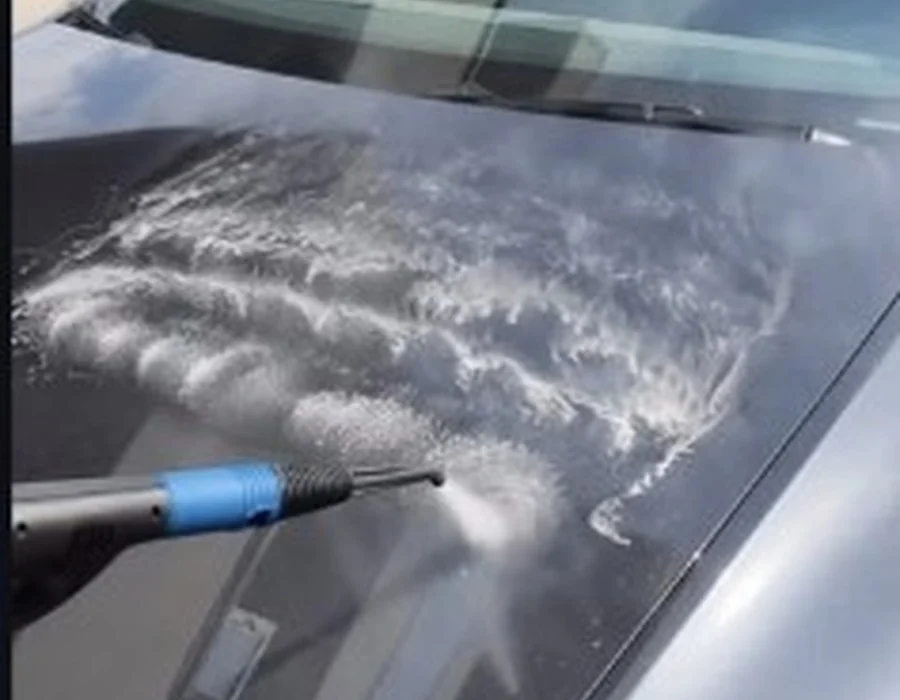 Autolack und Motorhaube reinigen