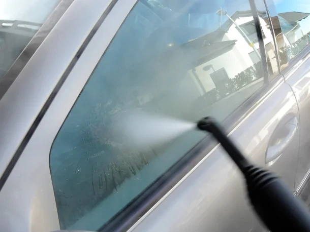 Autoscheiben mit Trockendampf reinigen