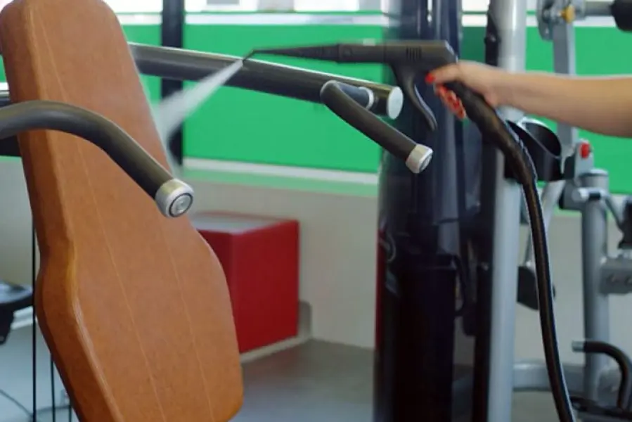 Fitnessstudio und Geräte reinigen