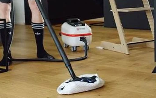 Hartboden im Wohnbereich reinigen
