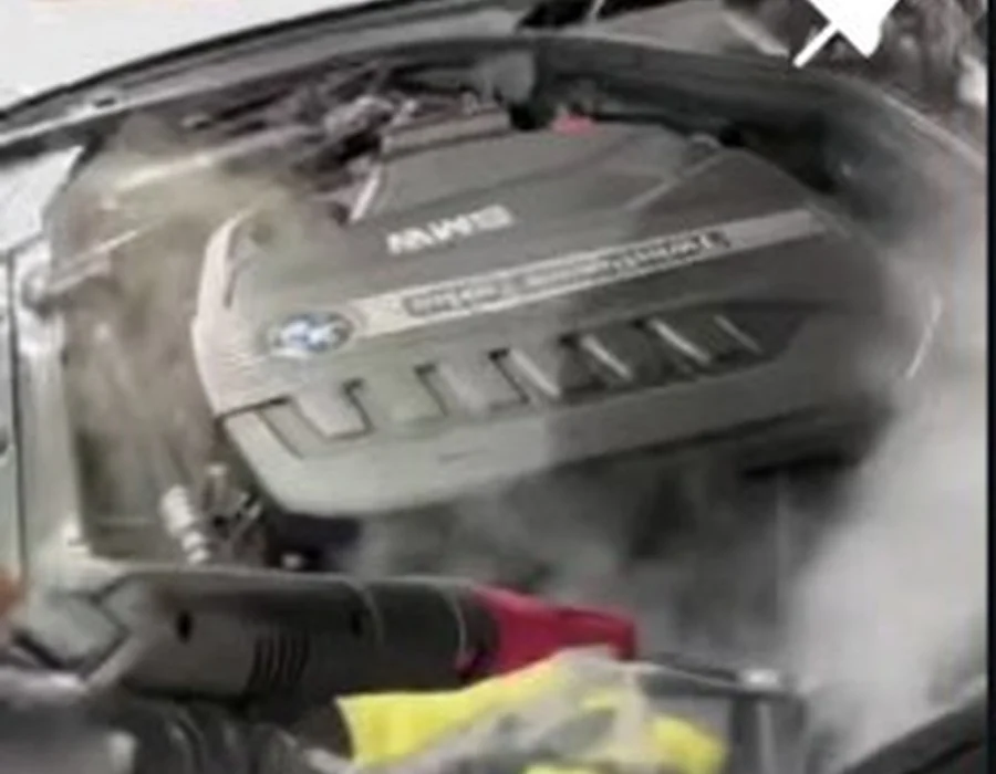 Motorraum reinigen